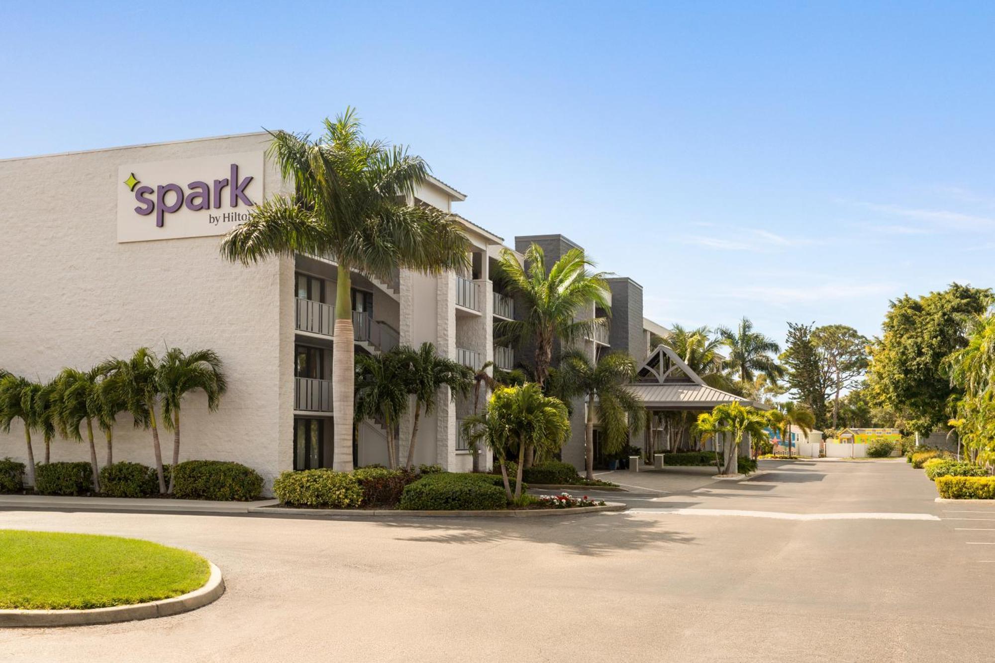 Spark By Hilton Sarasota Siesta Key Gateway Bagian luar foto